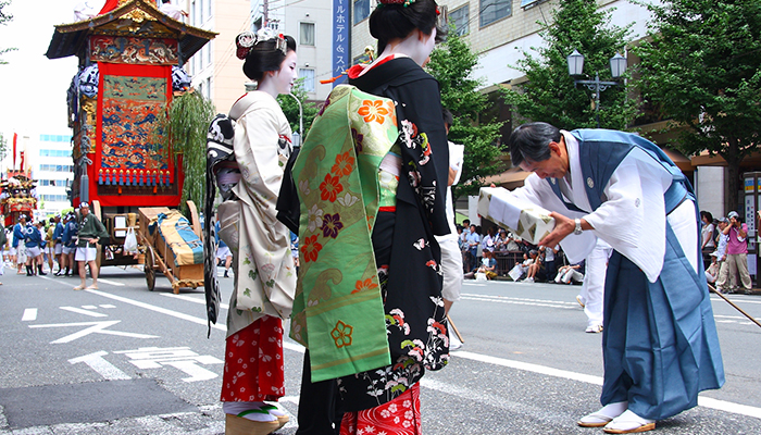 mind-your-manners-in-japan-planet-cruise